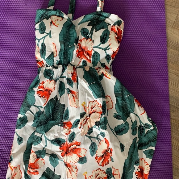 Summer dress. Pre-owned. Never worn. - Picture 2 of 2